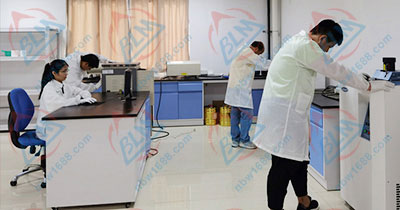 工程師進行校準檢測