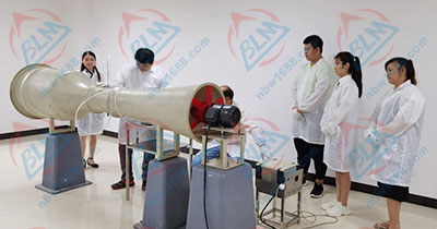 檢測人員檢查儀器