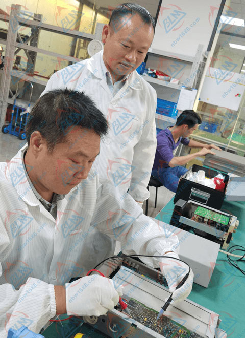 工程師進(jìn)行儀器維修